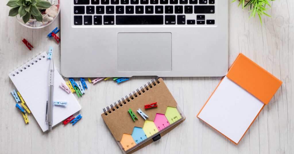 Creatief bureau met laptop en notities